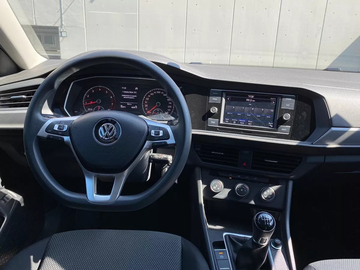 
								Volkswagen Jetta 4p Trendline L4/1.4/T Man full									