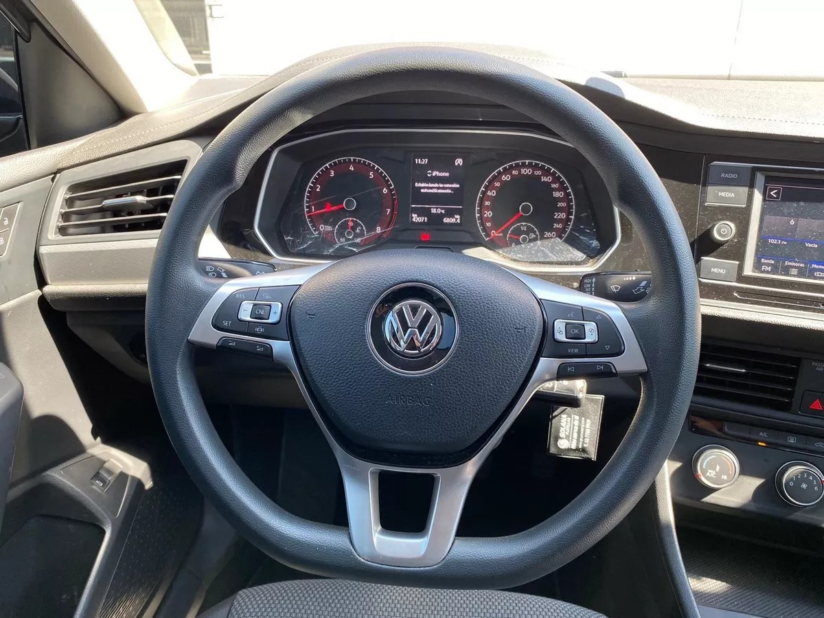 
								Volkswagen Jetta 4p Trendline L4/1.4/T Man full									