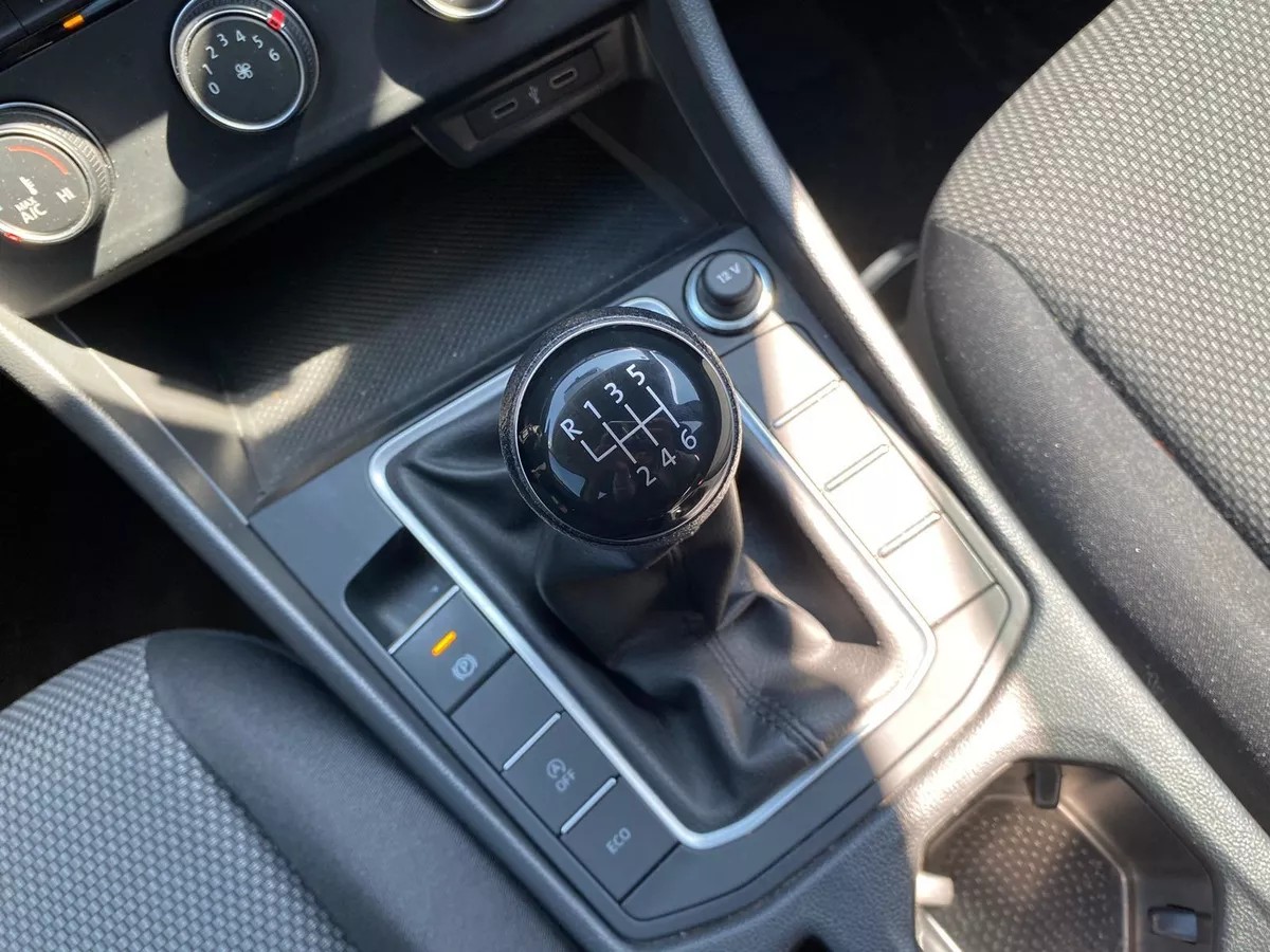 
								Volkswagen Jetta 4p Trendline L4/1.4/T Man full									