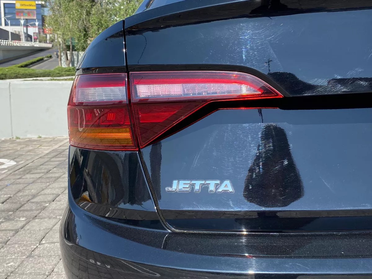 
								Volkswagen Jetta 4p Trendline L4/1.4/T Man full									