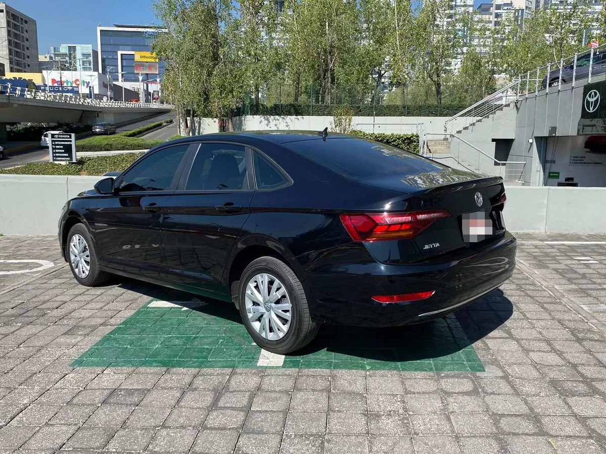 
								Volkswagen Jetta 4p Trendline L4/1.4/T Man full									