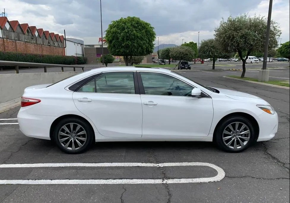 
								Toyota Camry 2.5 Xle At full									